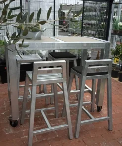 Barbord i galvaniseret jern med betonfliser og hjul