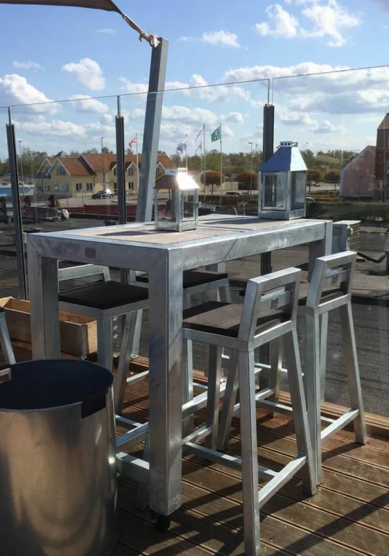 Barbord i galvaniseret jern med betonfliser og hjul