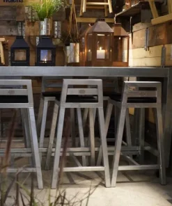 Barbord i galvaniseret jern med betonfliser og hjul