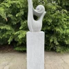 Birdie havefigur i grå Terrazzo med sokkel - 129cm