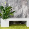 Bænk i hvid glasfiber med plantekumme - L.150x45x45cm