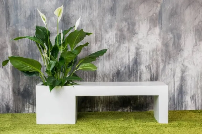 Bænk i hvid glasfiber med plantekumme - L.150x45x45cm