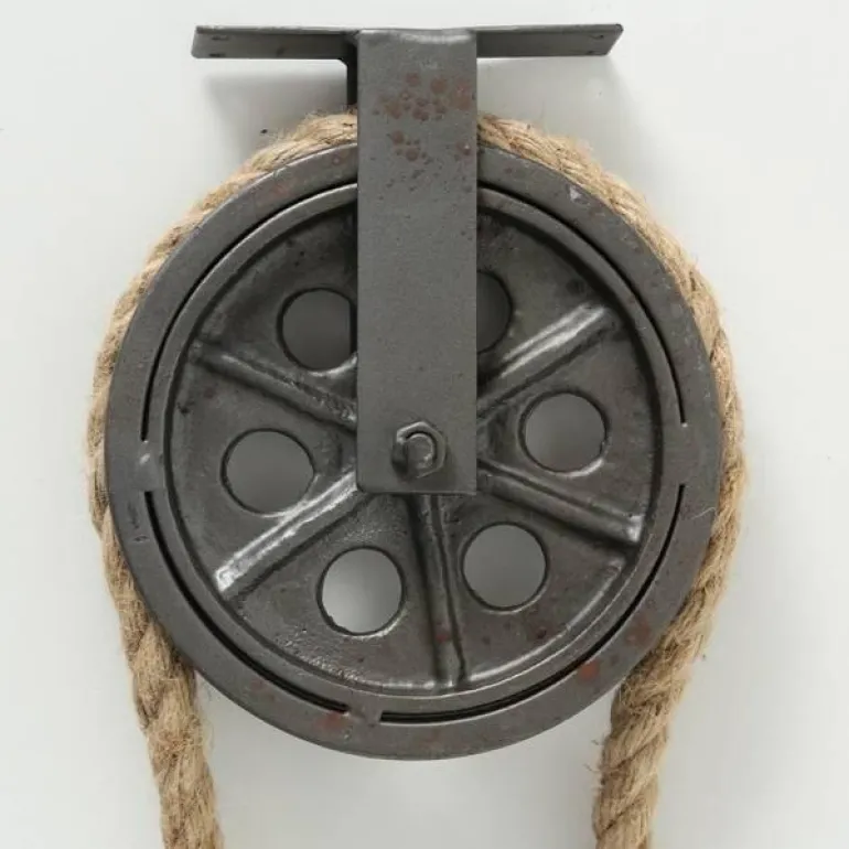 Coat hanger - hjul i jern med reb og kroge