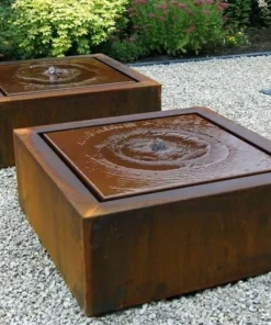 Corten Vandfontæne - Firkantet Vandkunst i rust med LED lys