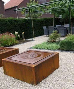 Corten Vandfontæne - Firkantet Vandkunst i rust med LED lys