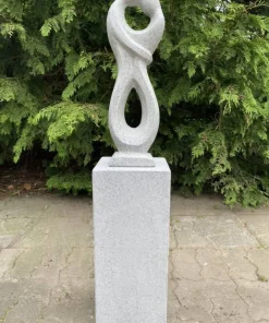 Dansende Par Havefigur i grå Terrazzo med sokkel - H.100cm