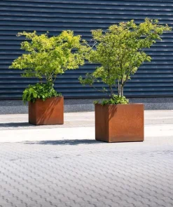 Firkantet krukke / plantekumme i corten stål med hjul - H.80cm