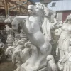 Hest i hvid beton - Stejlende hestefigur 130cm