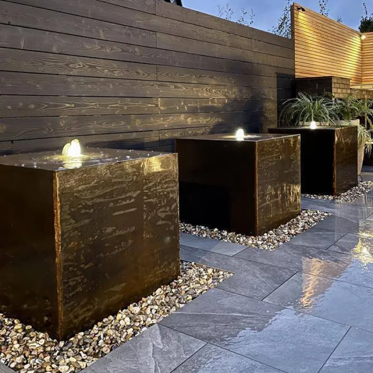 Kubisk Vandfontæne i corten stål med vandkar og LED lys