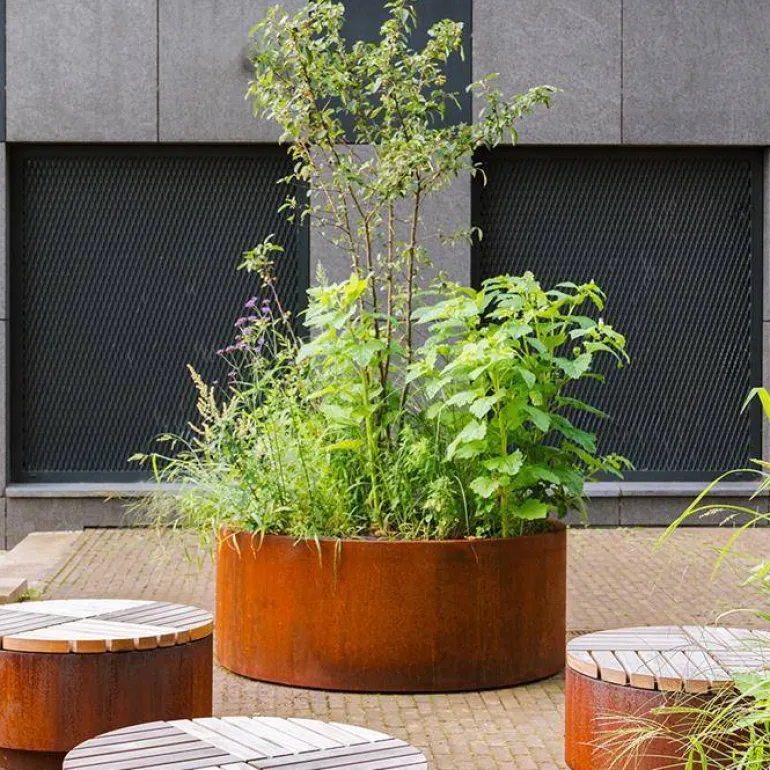 Lav rund højbed / plantekumme i corten stål med hjul - H.40cm