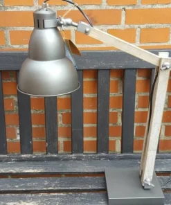 Rustik gulvlampe i træ