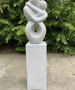 Soulmate haveskulptur med sokkel - grå terrazzo - 129cm