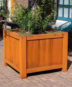 Store firkantede plantekasser i corten stål med fødder / 80x80 eller 100x100