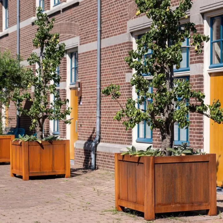 Store firkantede plantekasser i corten stål med fødder / 80x80 eller 100x100