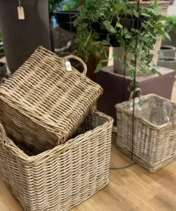 Store firkantede rattan krukker med plastindsats og håndtag