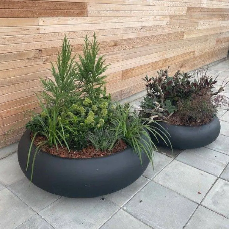 Store runde sorte bowler / lave krukker i fiberstone